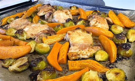 piščančja bedra s krompirjem in zelenjavo v pekaču pred peko