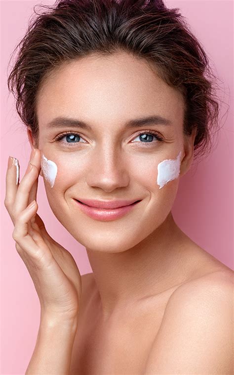 Prikaz pravilne nege atopične kože: mlačna voda, blagi umivalni pripravki, nežno brisanje in takojšnje nanašanje vlažilne kreme