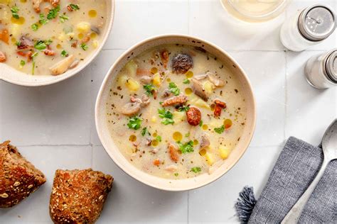 pripravljena gobova juha s krompirjem v krožniku