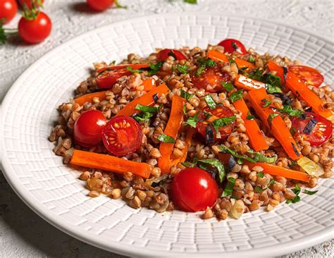 slika ajdove kaše z zelenjavo in koščki mesa