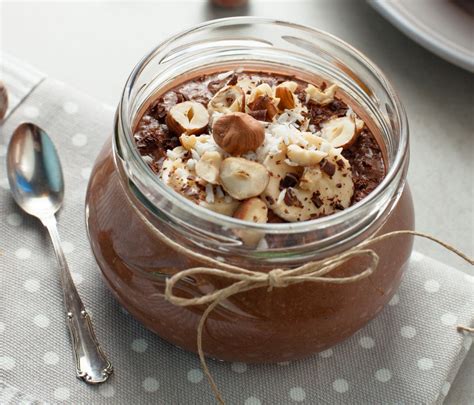 slika presne ajdove kaše v skledici s sadjem in oreščki