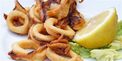 Ilustracija očiščenih in narezanih lignjev