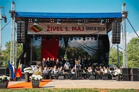 prizorišče festivala s stojnicami in obiskovalci