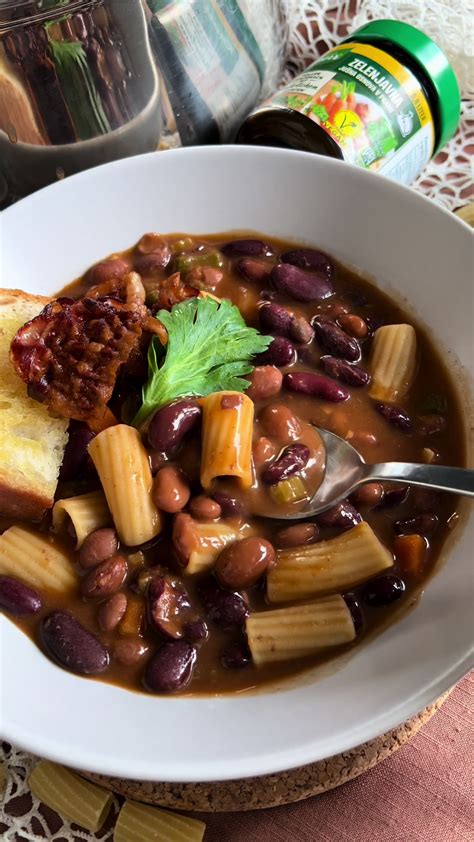 Shema, ki prikazuje korake priprave suhega rdečega fižola: namakanje, kuhanje in uporaba v jedeh.