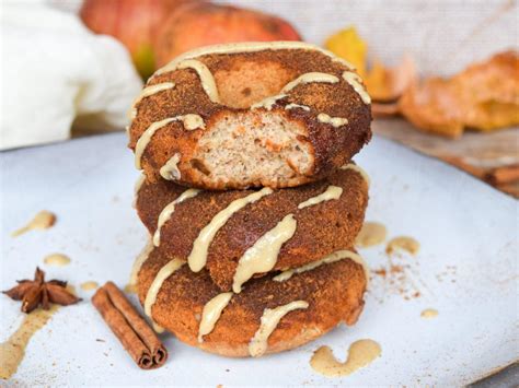 ilustracija veganskih krofov s cimetovim posipom