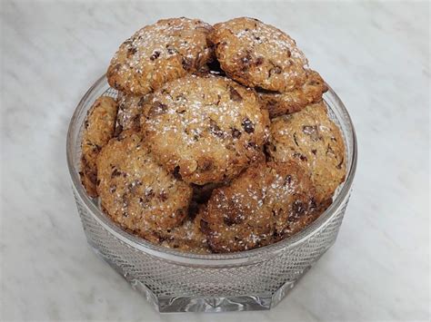 Ilustracija različnih vrst piškotov z ovsenimi kosmiči, vključno s tistimi s čokolado, oreščki in kokosom.