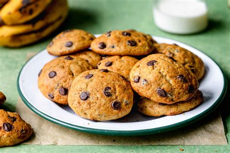 Pekač s sveže pečenimi piškoti z ovsenimi kosmiči, čokolado in oreščki, ki se hladijo.