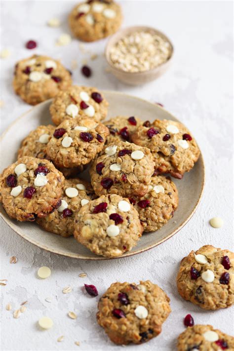 Bližnji posnetek piškotov z ovsenimi kosmiči, brusnicami in koščki bele čokolade.