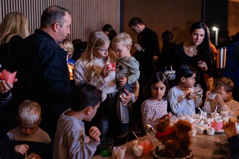 Ilustracija praznično pogrnjene mize s pustnimi dobrotami, vključno z ocvirkovo potico.
