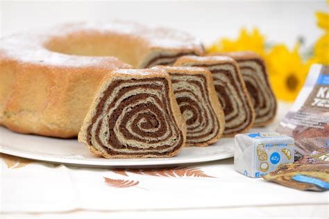 Končni izdelek: zlato zapečena ajdova potica z ocvirki, narezana na kose.