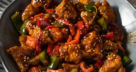 končana jed piščanec na sečuanski način, postrežen z rižem