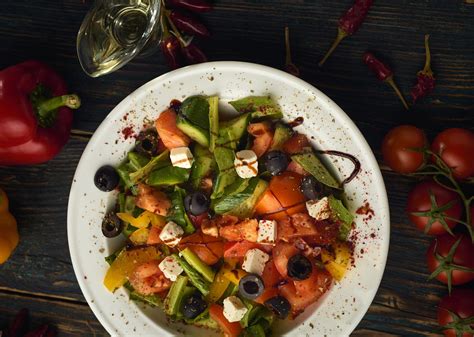 sestavine za grško solato: zelje, olive, feta sir, zelišča