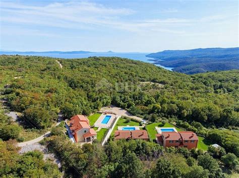 Panoramski pogled na staro mestno jedro Korčule s pogledom na morje.