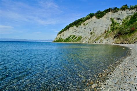 Pogled na zaliv Tatinja z idilično plažo in picerijo v bližini.