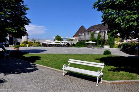 pogled na grajsko dvorišče z obzidjem ljubljanskega gradu