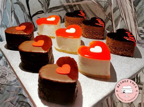 Notranjost slaščičarne z razstavljenimi tortami in pecivom