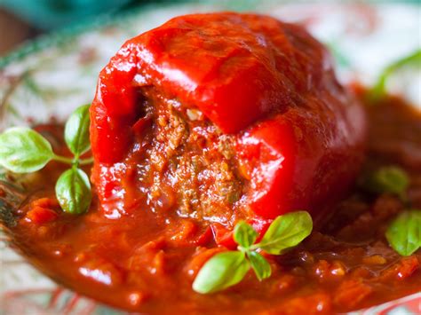 Pripravljene polnjene paprike v paradižnikovi omaki, pripravljene za postrežbo