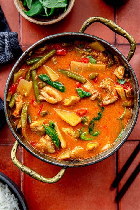 Pripravljen curry s piščancem, zelenjavo in kokosovim mlekom