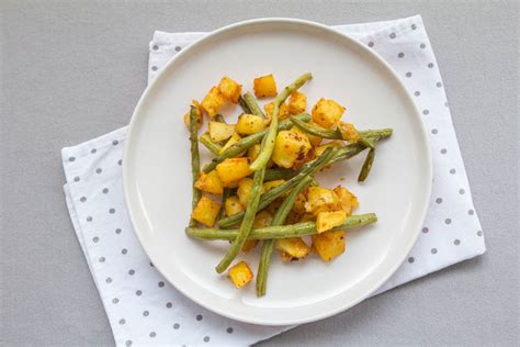 Pripravljen curry s stročjim fižolom, krompirjem in kokosovim mlekom