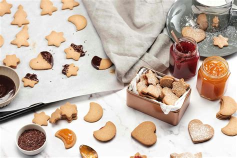 okrašeni jajčni piškotki s čokolado