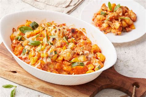 ilustracija čuftov v paradižnikovi omaki z zelenjavo