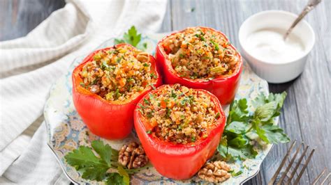 fotografija pečenih paprik s kvinojo in orehi