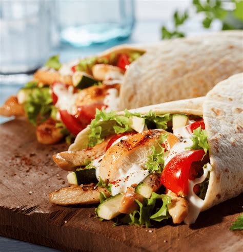 sendviči in tortilje s piščancem, tematsko fotografijo