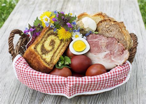 Sestavljena košara sladkarij in čokoladnih dobrot za veliko noč