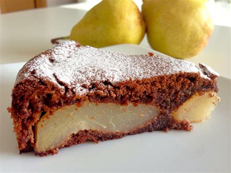 čokoladni biskvit s hruškami in kremo