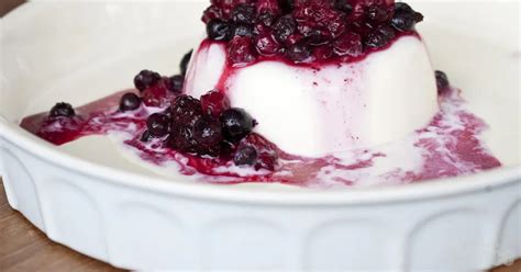 slika steriliziranih kozarcev z borovničevim prelivom