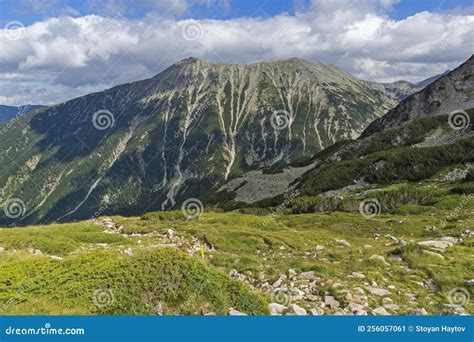 Zimski pogled na gorovje Pirin z vrhom Vihren