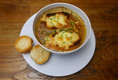 Pripravljena čebulna juha v loncu, pripravljena za nadaljnjo obdelavo ali serviranje.