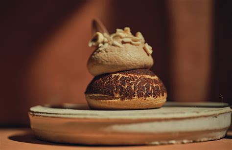 Notranjost slaščičarne Zebra Patisseries z mizami in poudarkom na arhitekturi