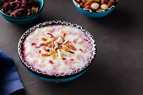 Skleda veganskega mlečnega riža z jagodičjem in kokosovimi lističi