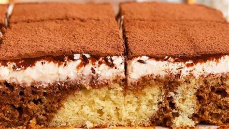 Sestavljena torta s plastmi biskvita, kreme in hrustljavim posipom