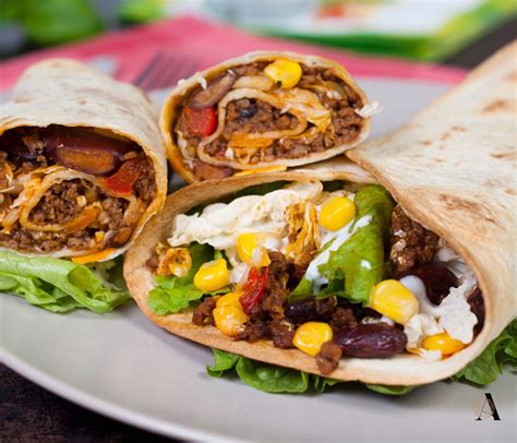pečene tortilje zložene v kup in pokrite s krpo