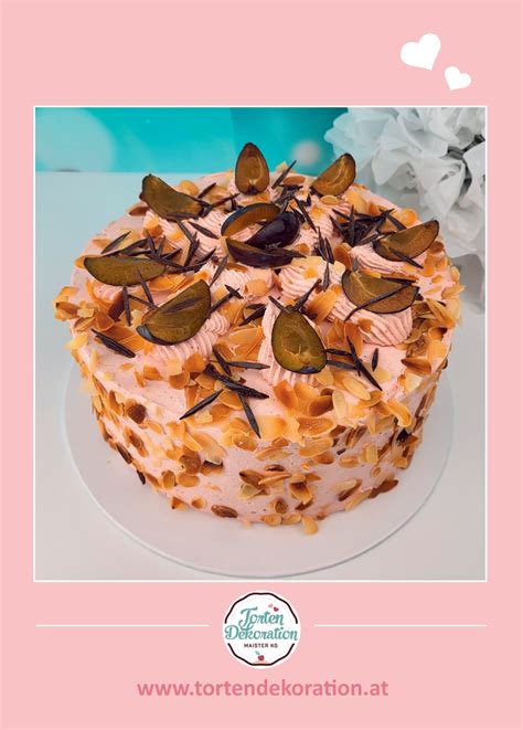 Fotografija končne grško-marelične torte, okrašene z mareličnimi čebelicami ali svežim sadjem