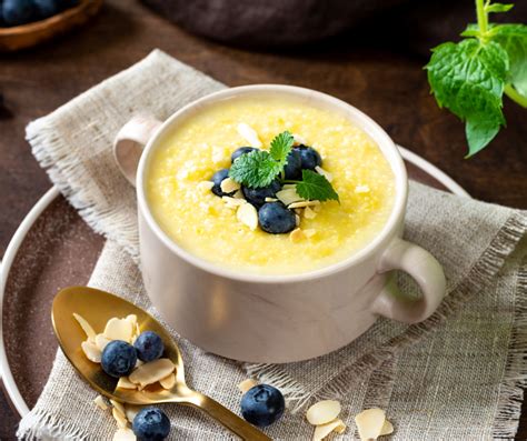 postrežena polenta z mandlji v skodelicah