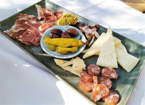 Istrski pjat z različnimi mesninami, siri in zelenjavo