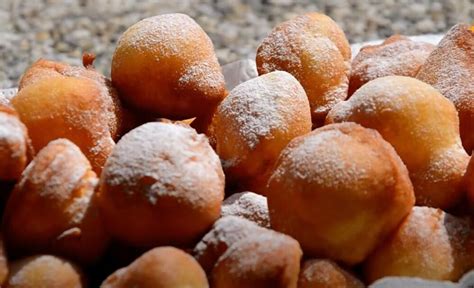 Prikaz istrskih sladic, kot so kroštule in fritule