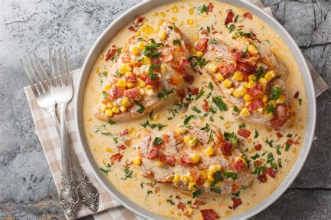 Pripravljen piščanec v omaki s karamelizirano čebulo