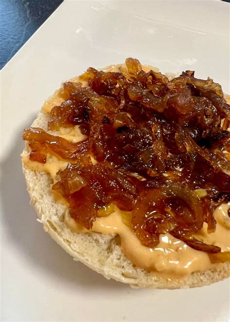 Karamelizirana čebula za omako