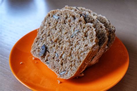 Prikaz različnih vrst domačega LCHF kruha s semeni in brez žit.
