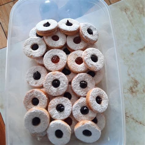 Prikaz različnih vrst domačih piškotov na krožniku (masleni, čokoladni, z marmelado)