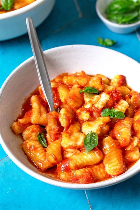 Photo of a bowl of spelt cottage cheese gnocchi with sauce