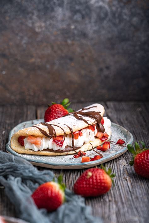 Tematska fotografija ocvrtega toasta z Nutello in jagodami