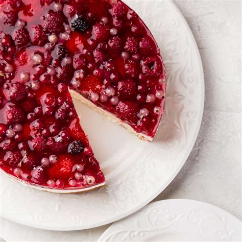 Fotografija pečene torte z ricotto in gozdnimi sadeži, prelito z limonino glazuro.