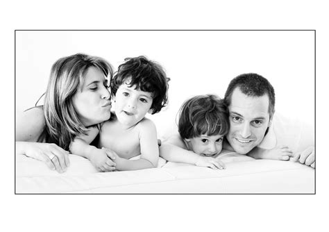 Fotografija obitelji koja radi zajedno u pizzeriji