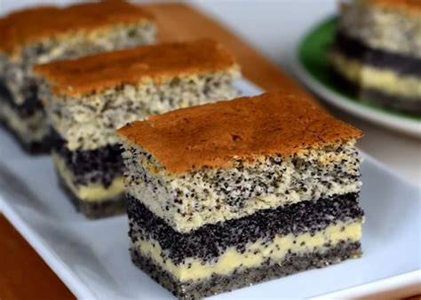 kolač v modelu med peko