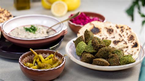 Fotografija: Prikaz različnih nadevov za pita kruh (meso, zelenjava, falafli, sir)